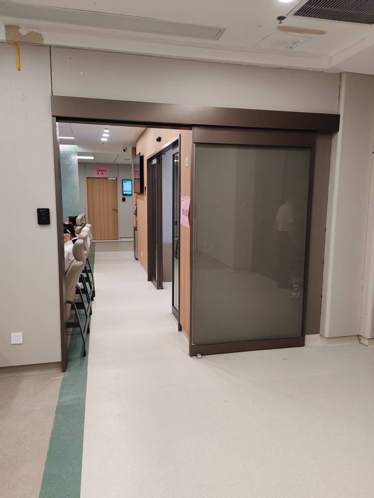 绿城医院输液/候诊区：玻璃自动门与刷卡密码门禁